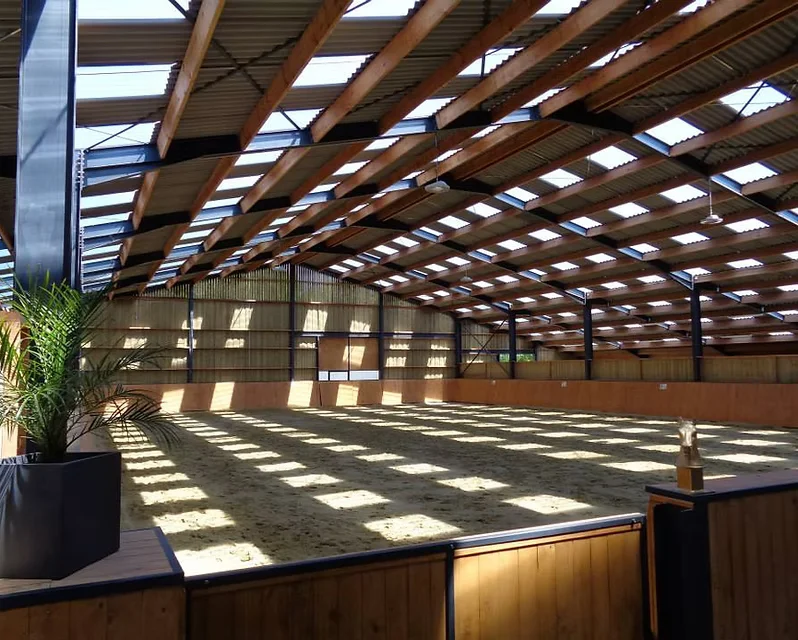 Manège couvert équestre